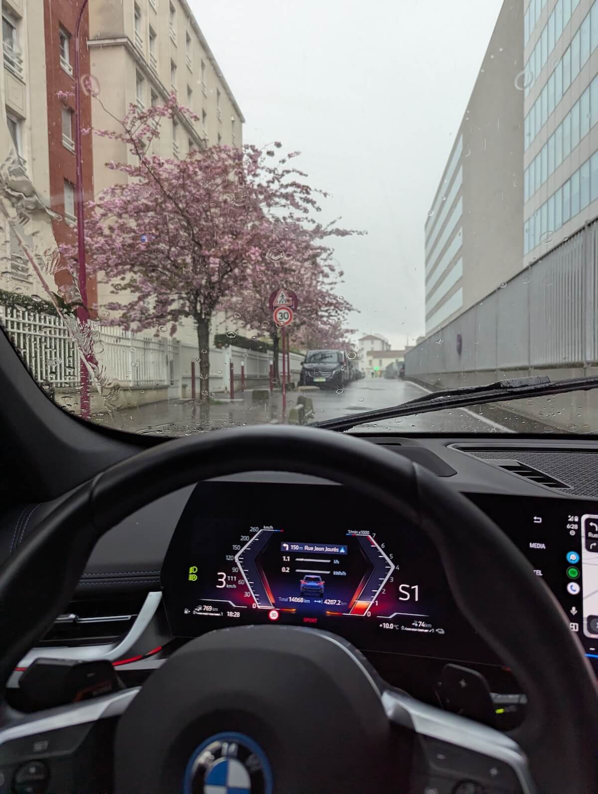 La voiture,  à portée de main